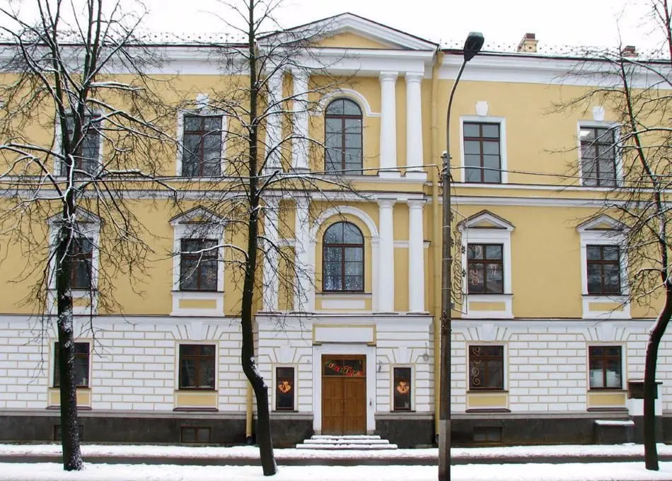 Здание СПб ГБУЗ «Николаевская больница» в Петергофе зимой